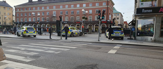 Flera poliser larmades till torget