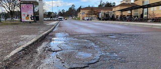 Busschauffören om potthålen: ”Bedrövligt vid hållplatsen"