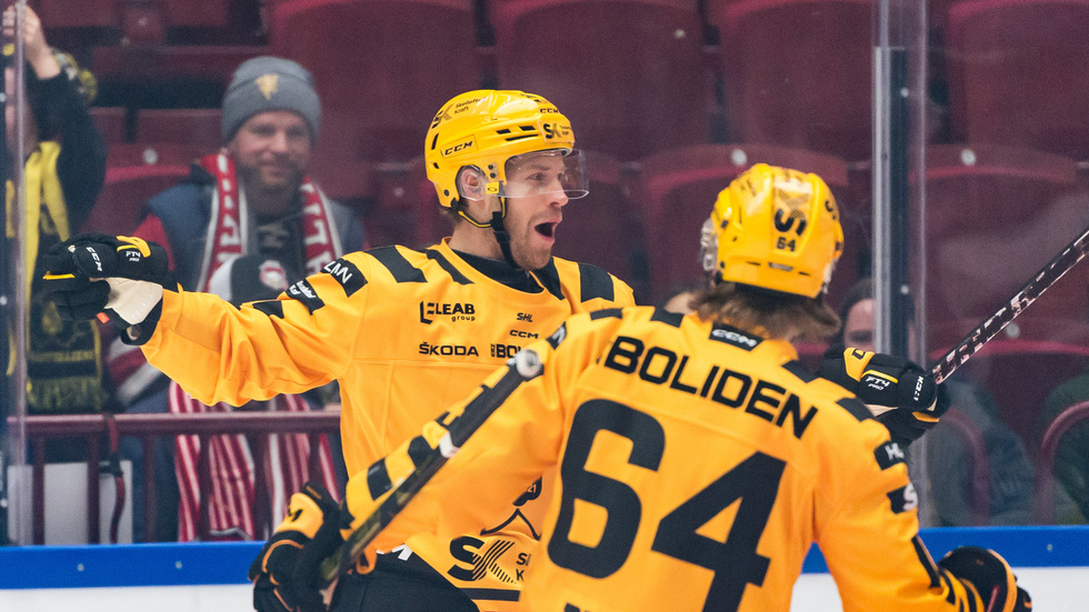 Oscar Lindberg gjorde 1–0 i första perioden och spelade fram till ytterligare två mål i förlängningssegern mot Malmö.