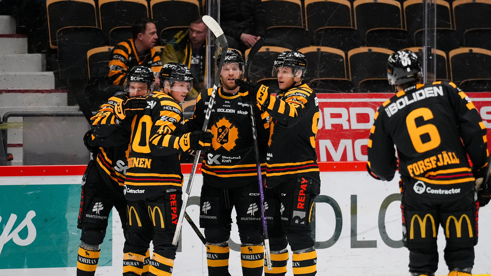 AIK jublar efter att Oscar Lindberg har gjort mål. Linus Söderström stod för framspelning.