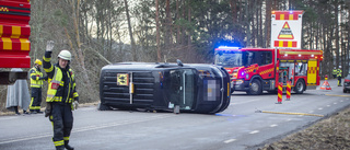 Skoltaxi i viltolycka på väg 223 – voltade och hamnade på sidan