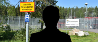 Ung man hotade och misshandlade sambon – framför barnen