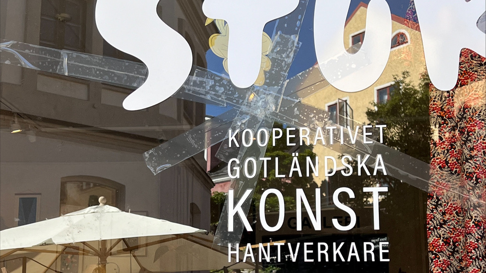 Två hål i fönstrena upptäcktes söndag morgon av butikens personal.