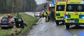 "Föraren har kört av vägen och fått in mycket lera i bilen"