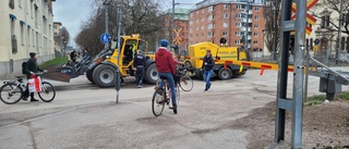 Sopmaskin körde igenom tågbommar i Uppsala