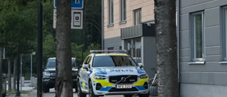 Polisinsats i bostadsområde – personer kontrolleras