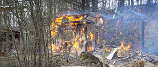 Uthus i lågor utanför Ålberga