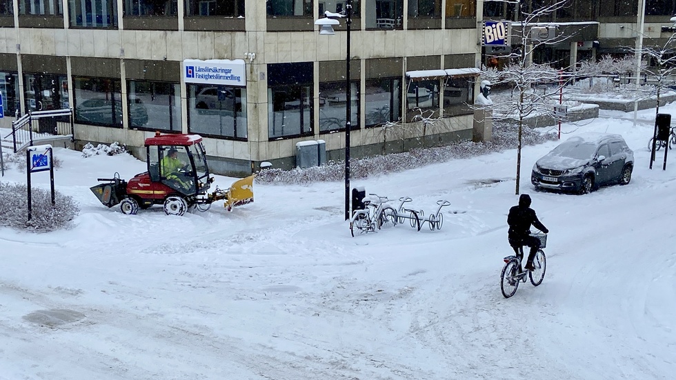 Det är snödjupet som avgör när det är dags för plogning.