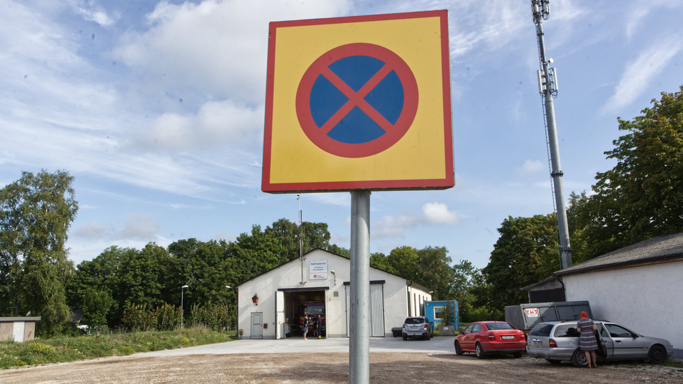 Brandstationen i Klintehamn har en återvinningsstation, en busshållplats och flera butiker runt knuten. Dessutom använder många garageutfarten som parkering, vilket ställer till det rejält för räddningstjänsten emellanåt. 
