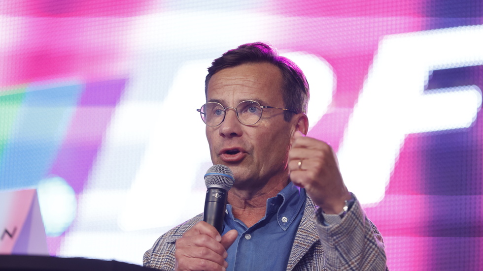Ulf Kristersson deltar i en debatt under Pride. 
