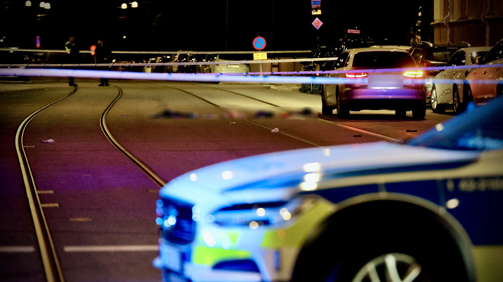 Mordplatsen. Det var här den svårt skadade mannen hittades. Hans liv gick inte att rädda. Mitt på gatan ligger saker utspridda.