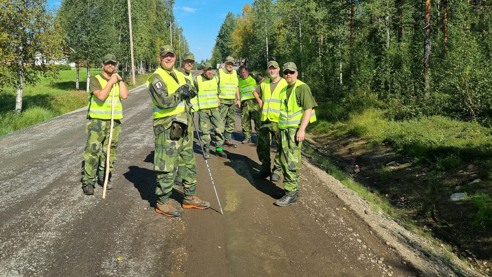 Hemvärnet söker efter vägar, i terrängen och efter bäckar i trakterna av Kallio, där mannen försvunnit.