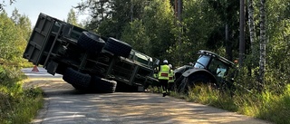 Traktorsläp med 15 ton vete har vält ut – mitt på vägbanan