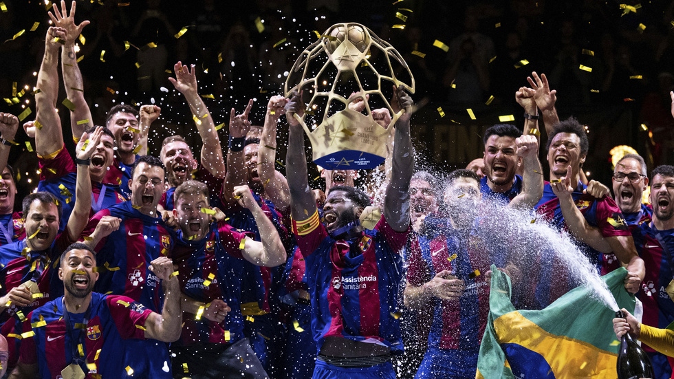 Barcelona lyfter pokalen efter CL-titeln.
