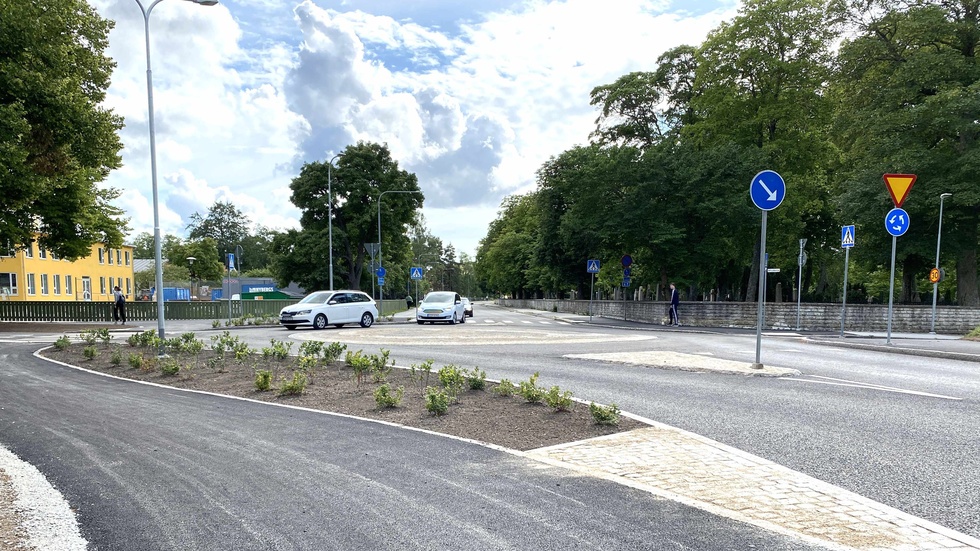 Nu rullar biltrafiken igen vid A7, i korsningen Östra Hansegatan och Artillerigatan.