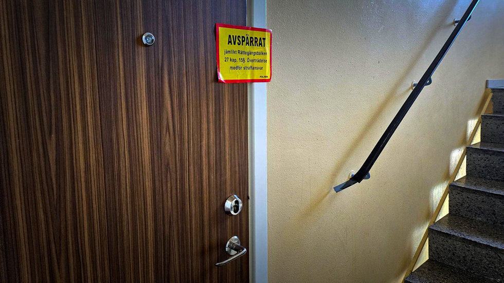 Polisen har spärrat av bostaden där de två avlidna kvinnorna hittades.
