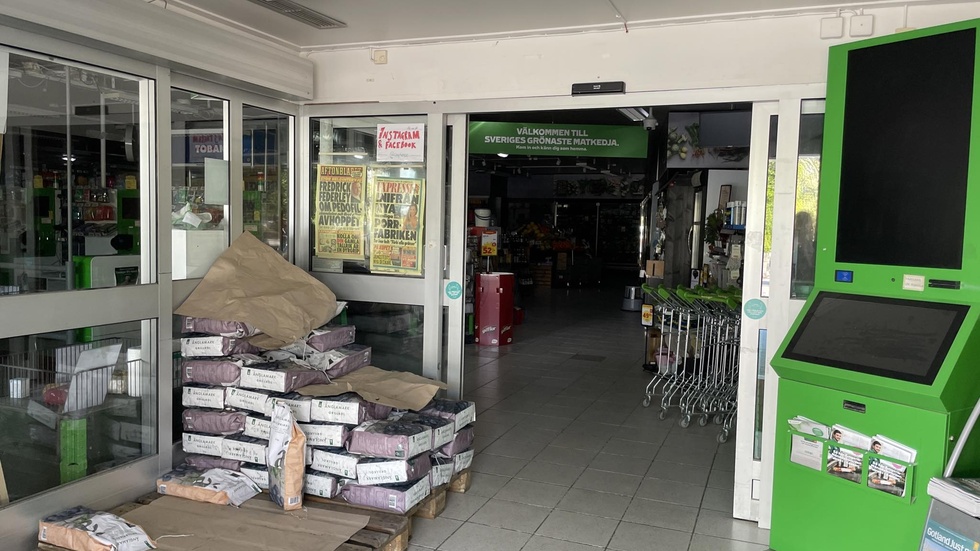 Det var bland annat strömavbrott i Hemse. Inne på Coop var det mörkt i en halvtimme innan strömmen kom tillbaka. Andra hushåll på ön var strömlösa i två timmar.