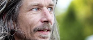 Knausgård ligger efter Den sjätte och avslutande delen i Karl Ove Knausgårds gigantiska självrannsakan "Min kamp" är framflyttad ännu en gång. Boken som skulle ha kommit nu i juni ges ut först i höst, meddelar det norska förlaget Oktober på sin hemsida. De första delarna är skrivna i ett rasande tempo och tanken var att alla sex böckerna skulle ges ut under bara ett år.