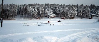 Skoterförare blev liggande i iskallt vatten