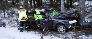 Tre till sjukhus efter avåkning