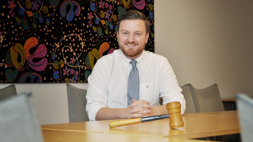 Fabian Sjöberg (M), kommunalråd i Östhammar, var jävig när hans flickvän fick en ordförandepost.