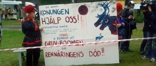 Kungen möts med plakat