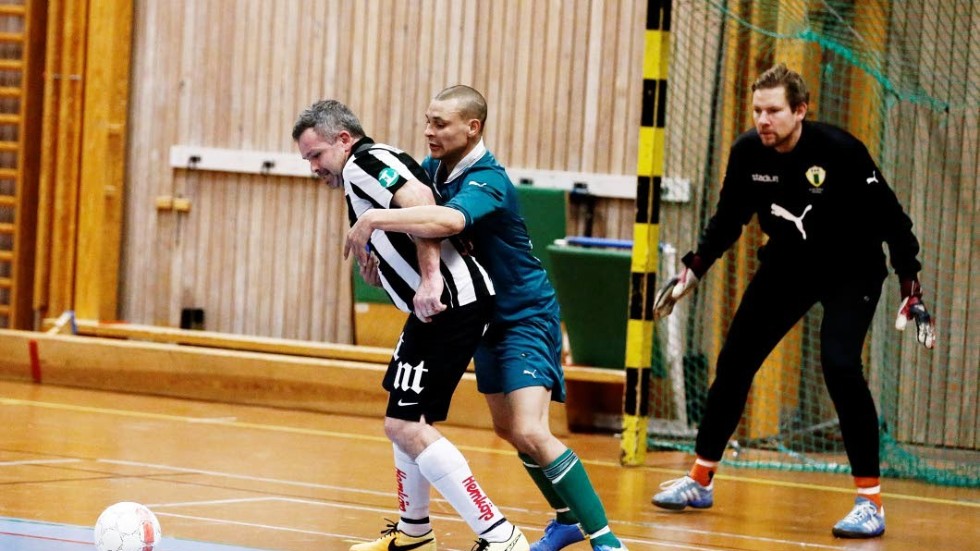 Niklas Tiborsson vet hur man skyddar bollen. Här i finalen mot Eneby.