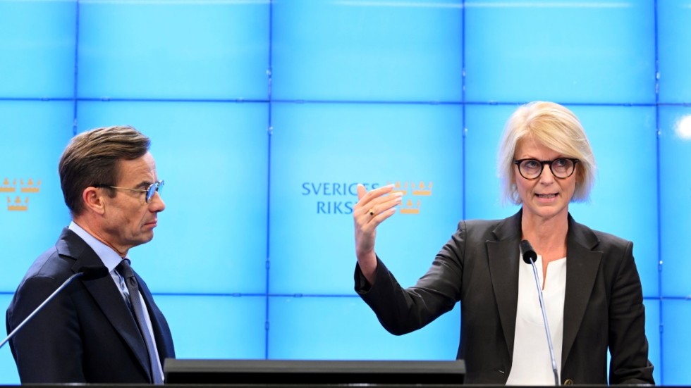 Moderatledaren Ulf Kristersson och partiets ekonomiskpolitiska talesperson, Elisabeth Svantesson, ser mörkt på ekonomin.