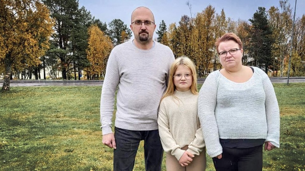 Sofia Eriksson, 12, har inga lektioner då arbetet stoppats på Raketskolan. Hennes föräldrar Jan och Marie Eriksson hoppas nu att kommunen en gång för alla tar itu med problemen.