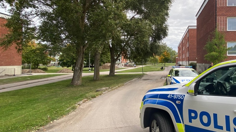 Flera polispatruller samt insatsstyrkan var på plats i Skiftinge.