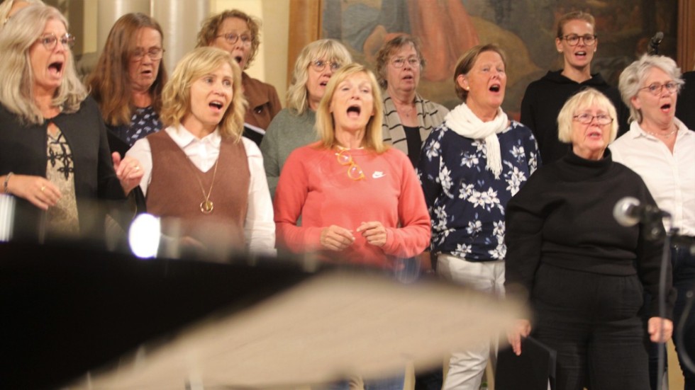 Joy Singers får sällskap av flera körer från Norra Tjusts pastorat.  Körerna har repeterat på varsitt håll, men samlades i veckan i Åtvids stora kyrka för gemensam repetition inför helgens konserter. 