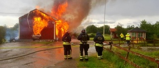 Villa i Vånga brann upp