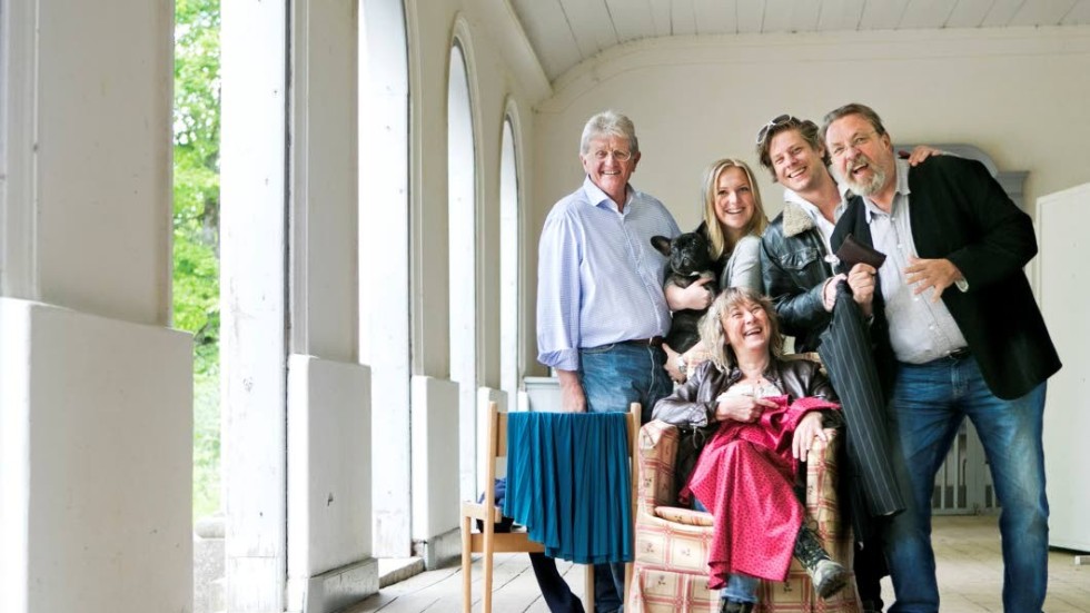 Ensemblen. Ulf Holmertz, Hanna Ulvan, Johan Klarbrant, Robban Zetterberg och sittande Nettan Lekström är alla laddade inför premiären den 3 julu.
Foto: Hedvig Wissting/MVT