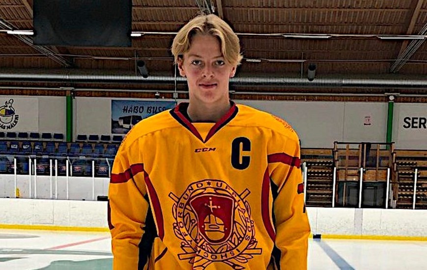 Loke Krantz är först ut av ESK-spelarna i TV-puckens gruppspel. 