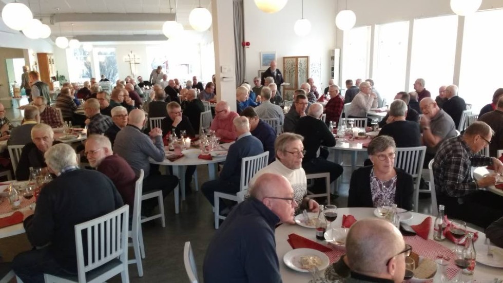 Hela 104 livsnjutare mötte upp då det bjöds på jultallrik.