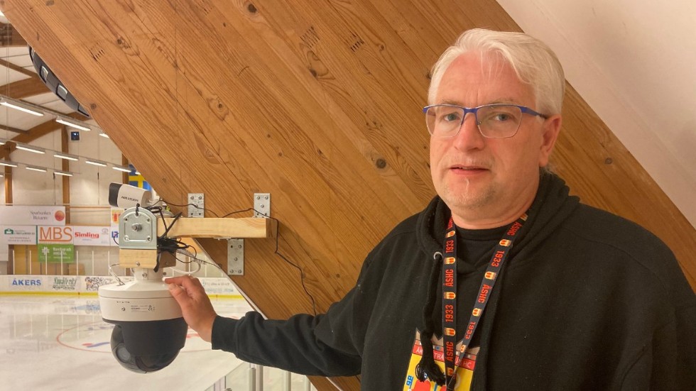 Joakim Levin, Åker/Strängnäs ordförande, på kamerahyllan i Åkers ishall.