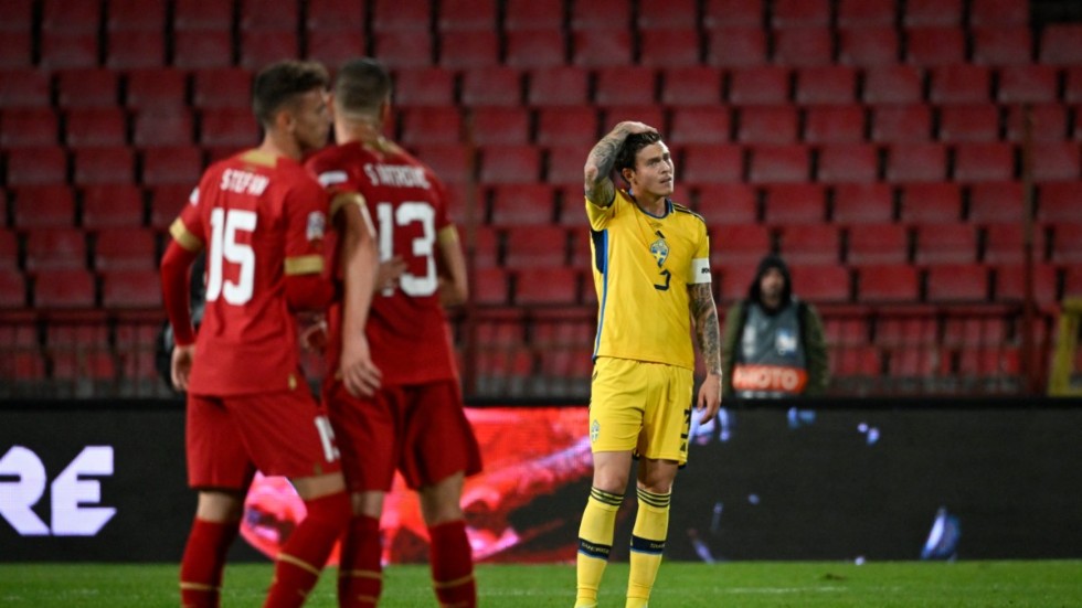 Victor Nilsson Lindelöf deppar efter 1–4-förlusten.