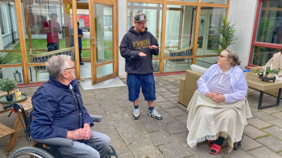 May-Britt Nätberg, som bor på Isabellagården, tycker gott att Roger Lindgren kan fortsätta målandet på flera av väggarna. Gärna en vägg täckt med blad och grenar för att komplettera trädet på brandväggen.