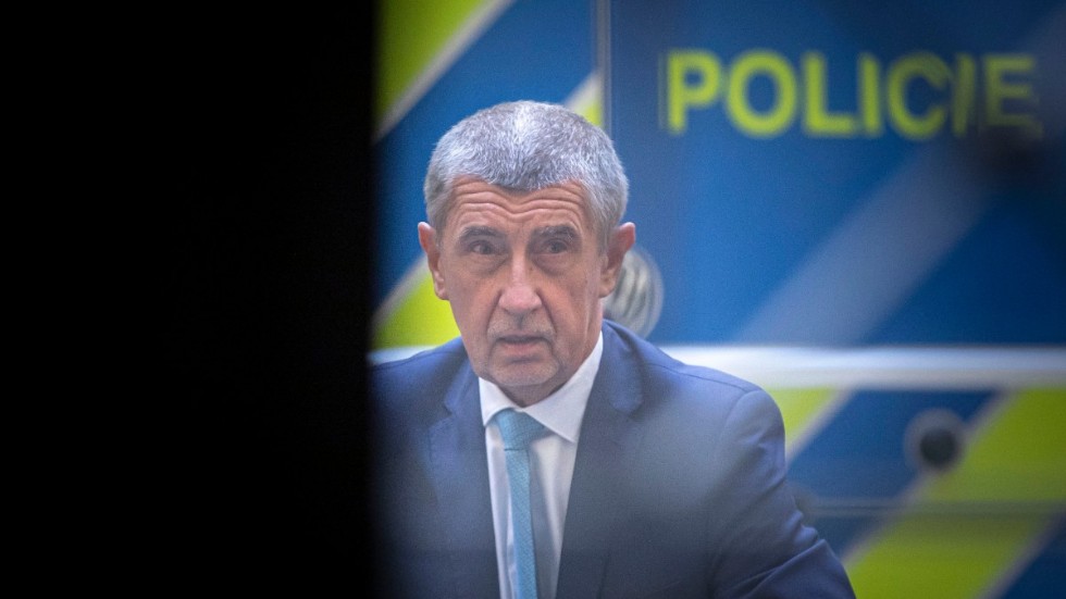 Tjeckiske miljardären och förre premiärministern Andrej Babis anländer till rättegången.