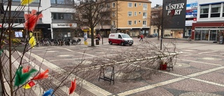 Dubbla hinder tvingar påskparaden att flytta