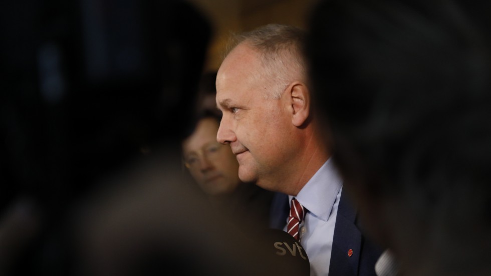 Jonas Sjöstedt (V) vill väcka misstroendeförklaring mot Arbetsmarknadsminister Eva Nordmark (S), vilket kan leda till att hela regeringen går och det blir nyval.