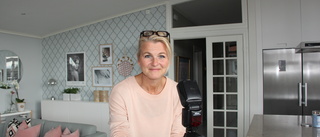 Hon fotograferar hemma hos andra