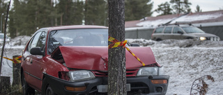 Personbil körde in i ett träd 