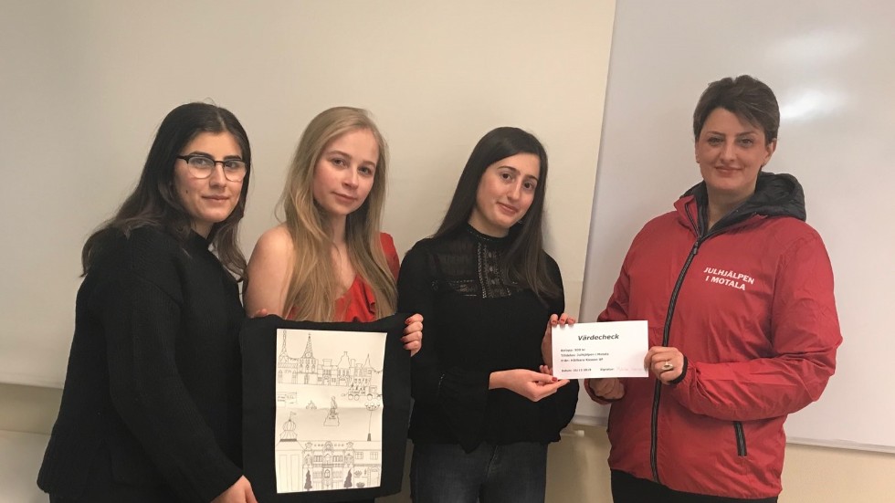 Soma Palani, Alicia Svärd och Melissa Georges från UF-företaget Hållbara kassen UF räcker över checken på 500 kronor till Danijela Acimovic från organisationen Julänglar.