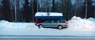 Bilen hamnade inne i busskuren   