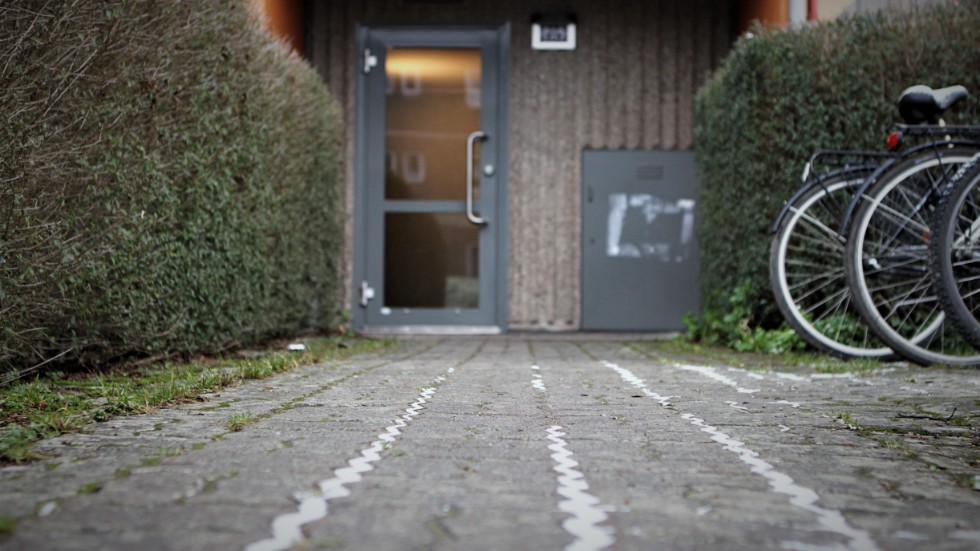Utredningen om det misstänkta mordet i en lägenhet på Gråbo i Visby är omfattande med över 150 förhör.