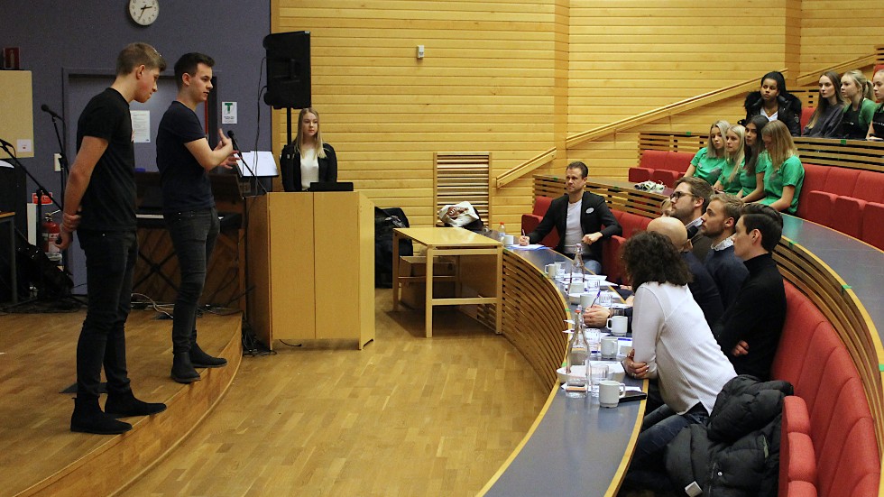 Jonathan Knutsson och Edin Subasic från Däck & Alltjänst UF presenterar sin företagsidé för "drakarna" i juryn.