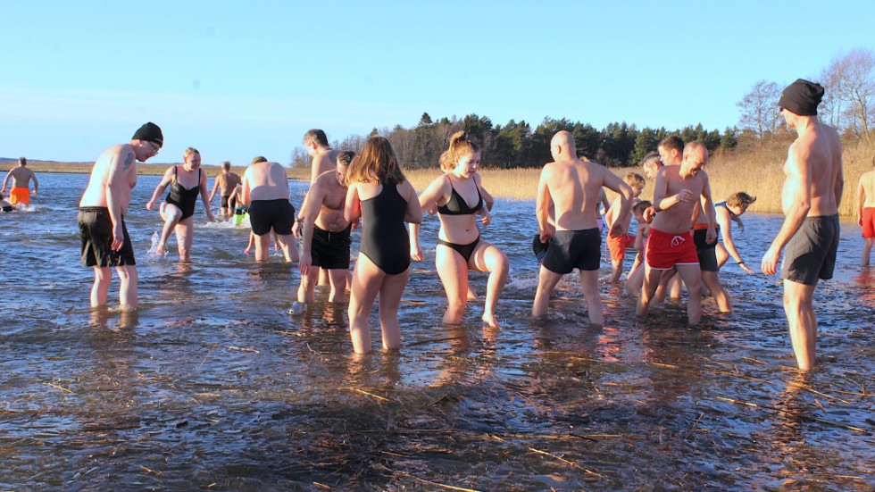Barn och vuxna i alla åldrar deltog i årets upplaga av nyårsbadet i Boren.