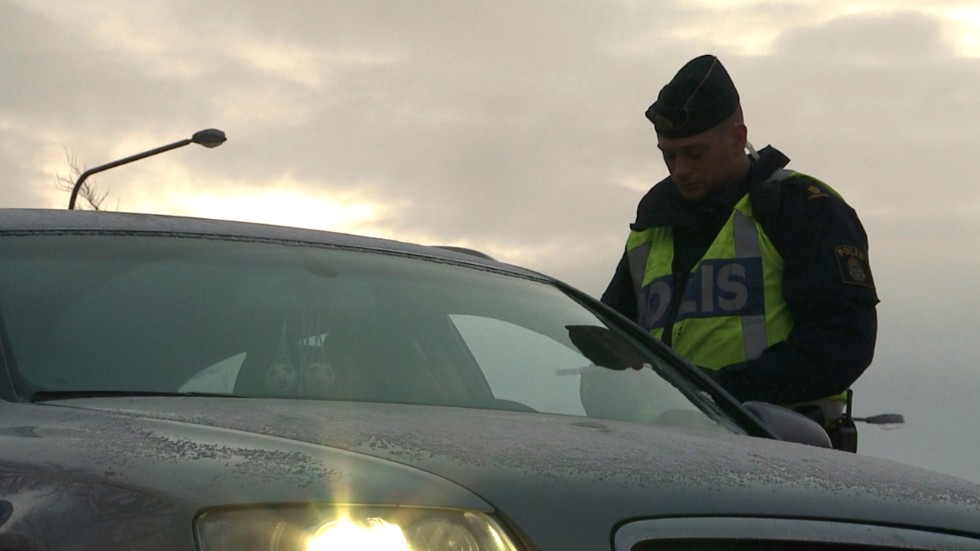 Det visade sig att mannen, som var nära att köra på polispatrullen, saknade körkort och var misstänkt drograttfull.