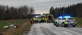 Bilen voltade av vägen – två till sjukhus